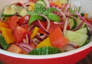 Daržovių salotos su paprika ir pomidorais